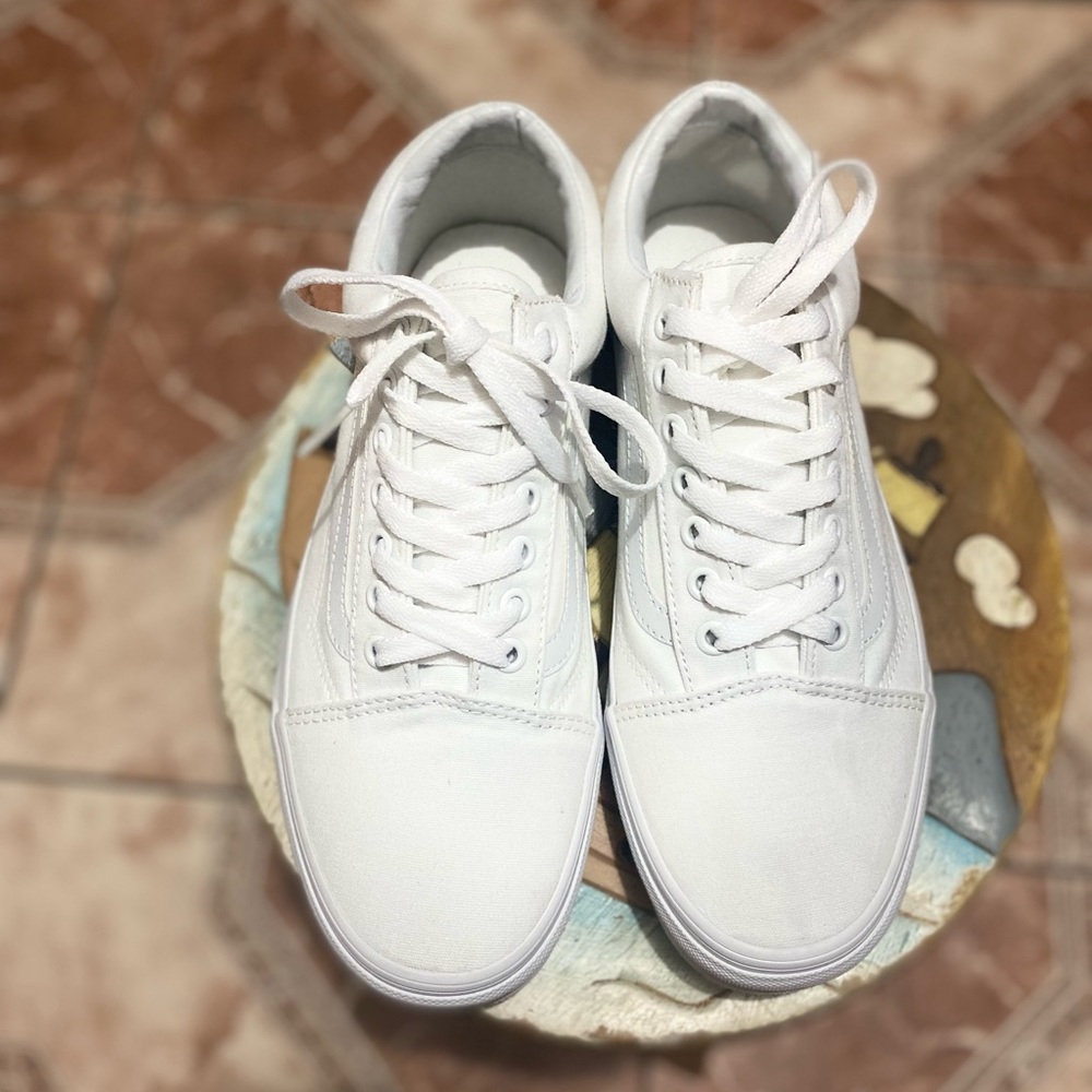 WHITE VANS